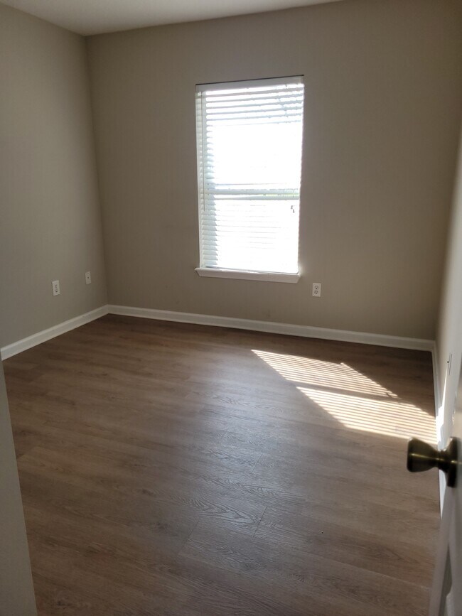 Building Photo - 301 Cherry Way