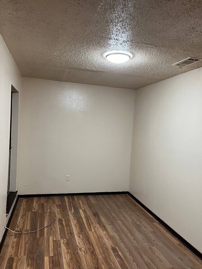 Building Photo - 2150 N Sherwood Forest Dr