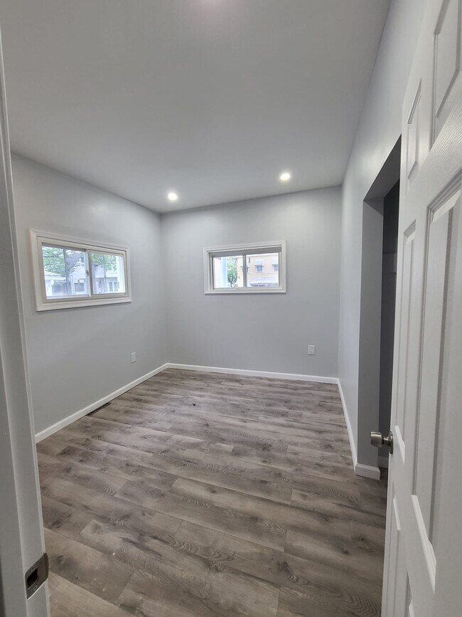 Building Photo - 266 Rutter Ave