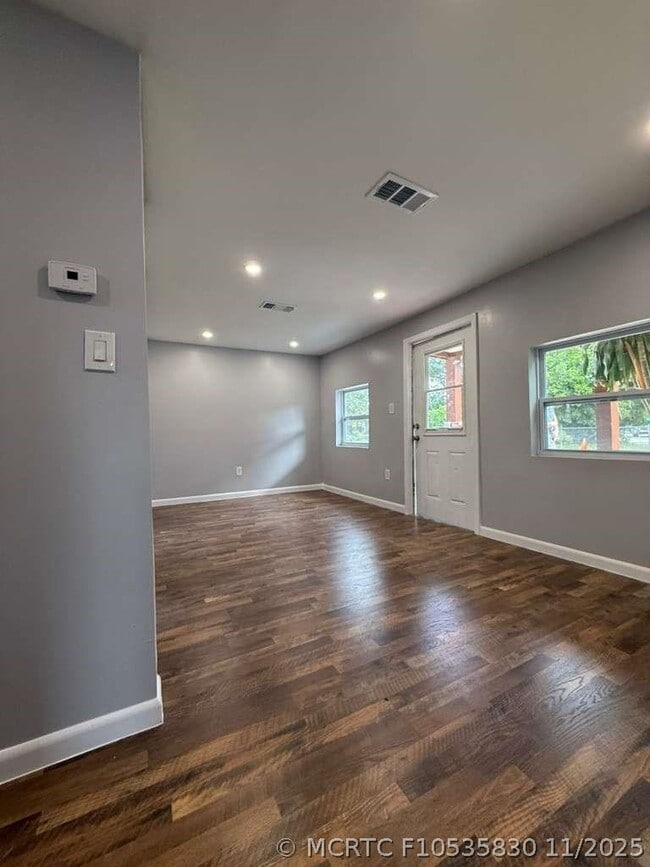 Building Photo - 4265 SW 62nd Ave