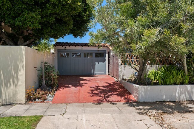 Building Photo - Kensington Exceptional Location 4Bed 3.5 Bath Private Gated Spanish Estate like property