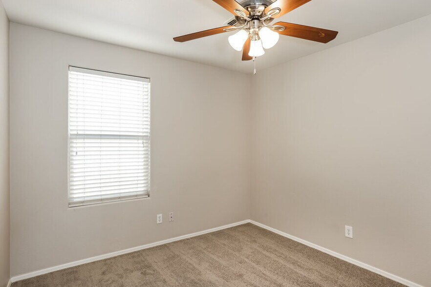 Building Photo - 17746 W Red Bird Rd