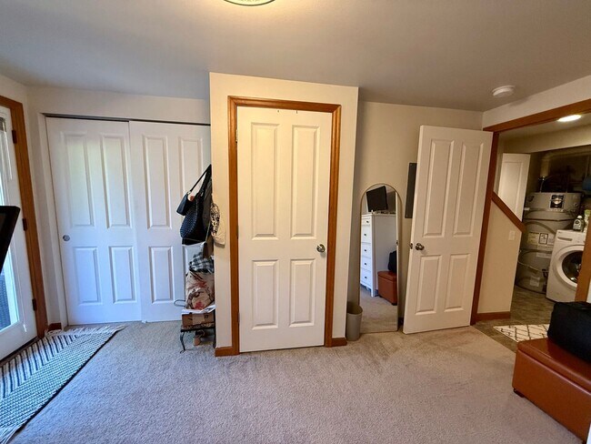 Building Photo - West Seattle Townhome