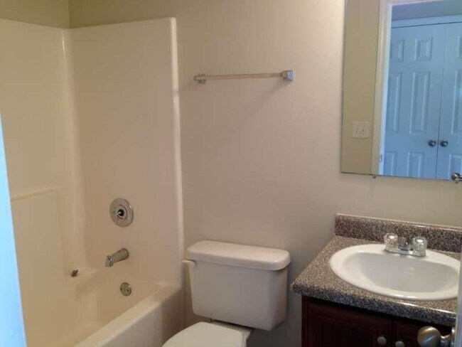 Building Photo - 331 Village Dr