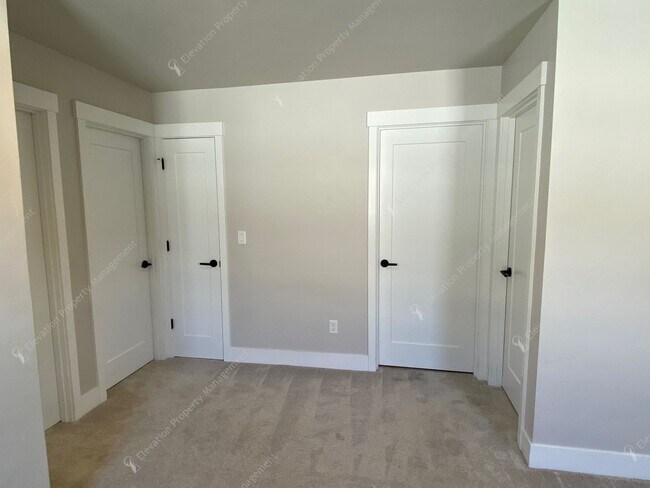 Building Photo - Newer 3BR - 2.5BA Home a Sought-After Redm...