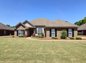 Building Photo - 4 Bed, 2 Full Bath Home w/ In-Ground Pool in Desirable Lake Forest!