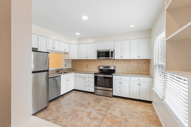 Building Photo - 2056 Griffis Ave