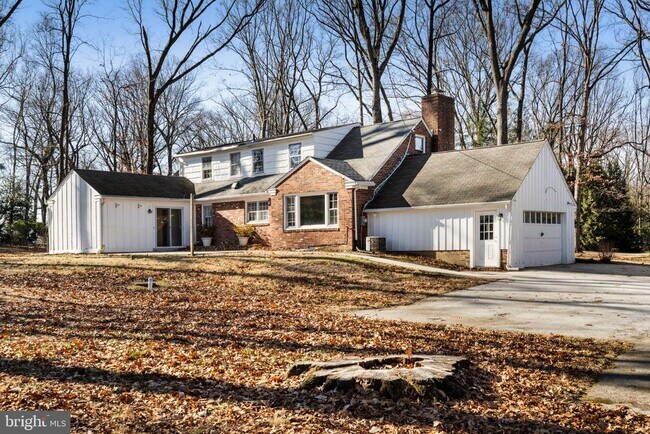 Building Photo - 310 Pine Tree Rd