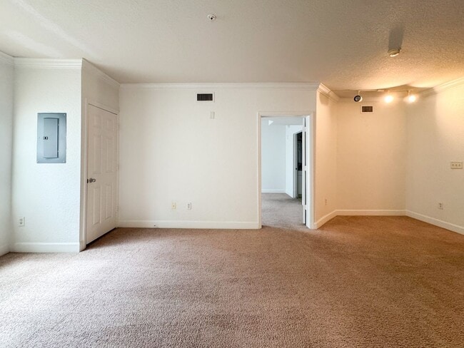 Building Photo - Perfectly priced 1/1 in heart of Downtown Orlando