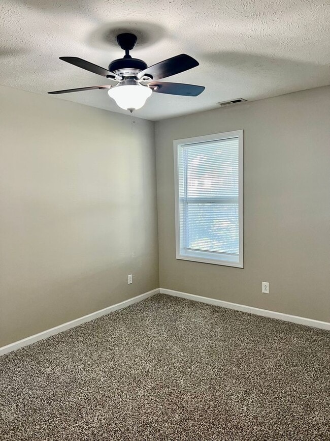 Building Photo - AVAILABLE NOW! 2 Bedroom Home on Main Street!
