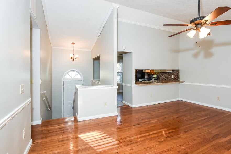 Building Photo - 1813 Cres Hill Dr NW