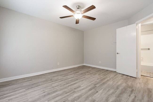 Building Photo - Celeste Manor - 1 Bedroom / 1 Bathroom, Updated