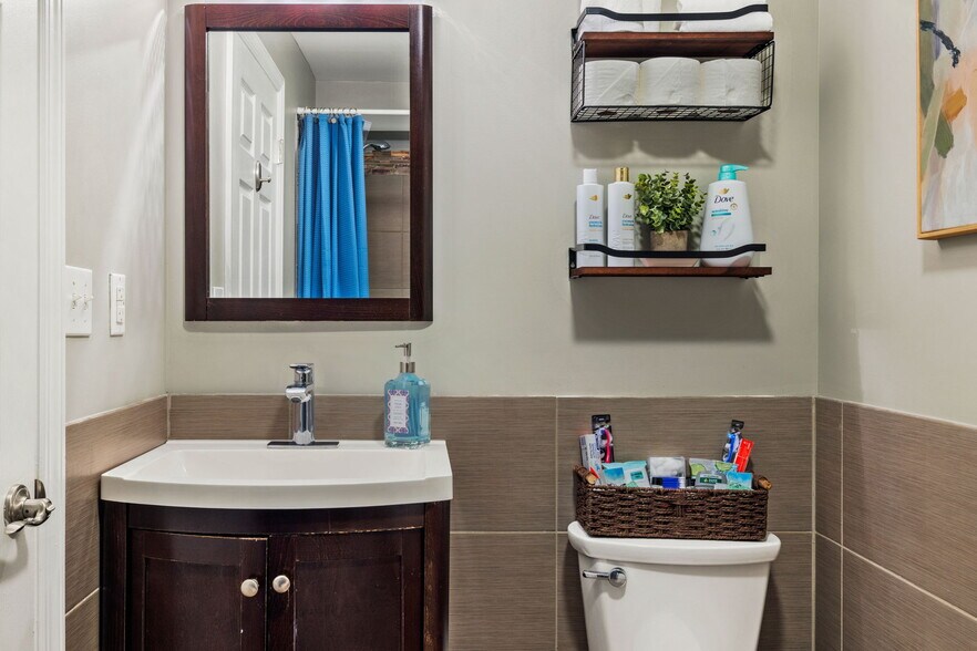 Building Photo - 816 S Negley Ave