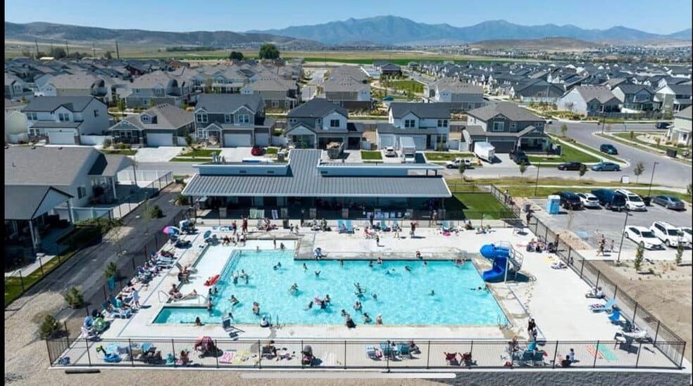 Community Pool - 214 E Mammoth Spring Ct