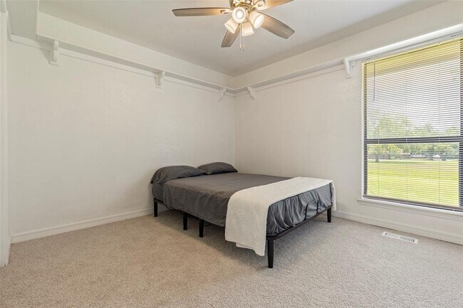 Building Photo - 57 Serenada Ln