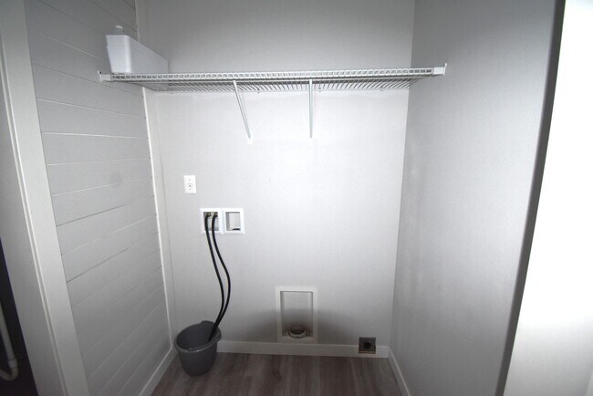 Building Photo - Spacious Town home.