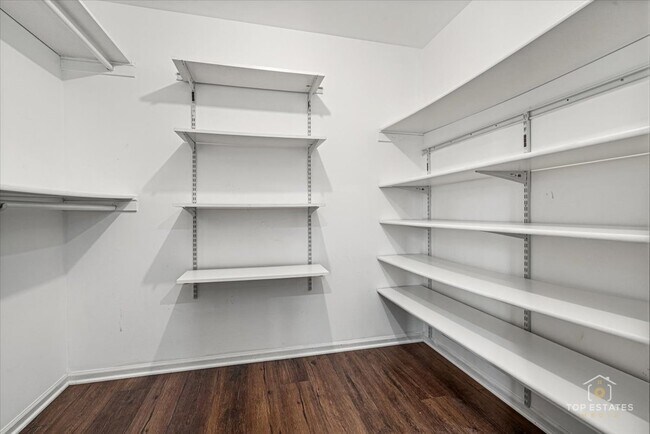 Building Photo - 931 Canterbury Dr