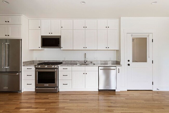 Building Photo - 5 Bed / 5 Bath Residence in Echo Park Now Available!