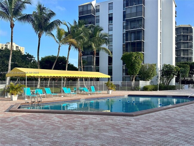 Building Photo - 20400 W Country Club Dr