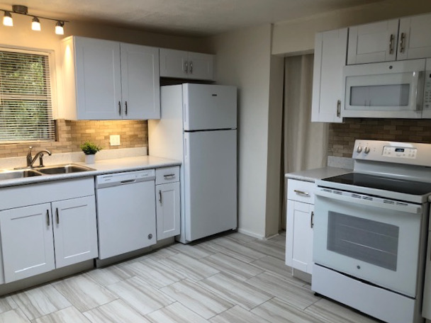 laundry nook off kitchen - 1032 E Glenn St