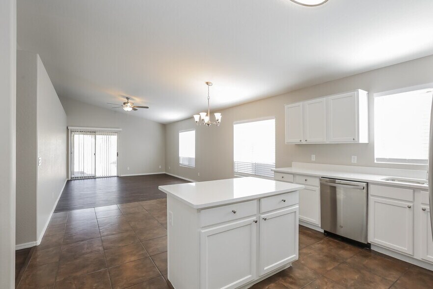 Building Photo - 2718 W Pecan Rd