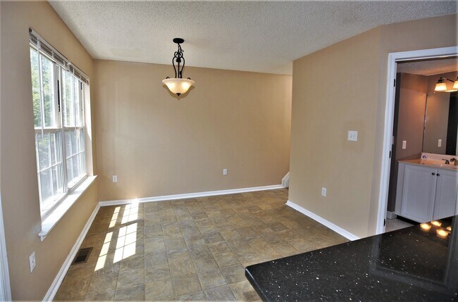 Building Photo - 13 Halstead Pl