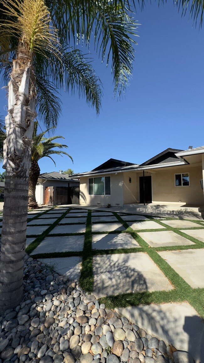 Building Photo - 6552 N Augusta St