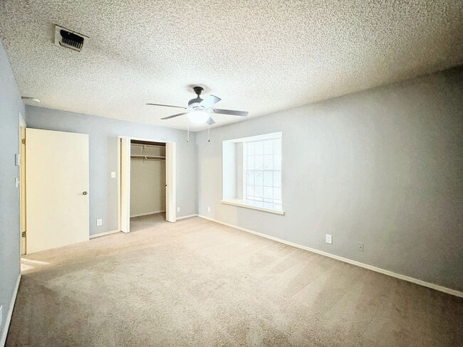 Building Photo - Cozy Townhome in Vista View