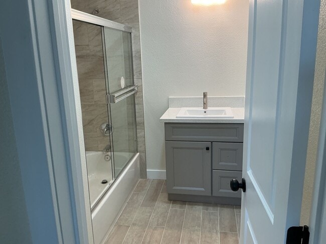 Building Photo - 3BD/2BA APARTMENT - UPSTAIRS UNIT