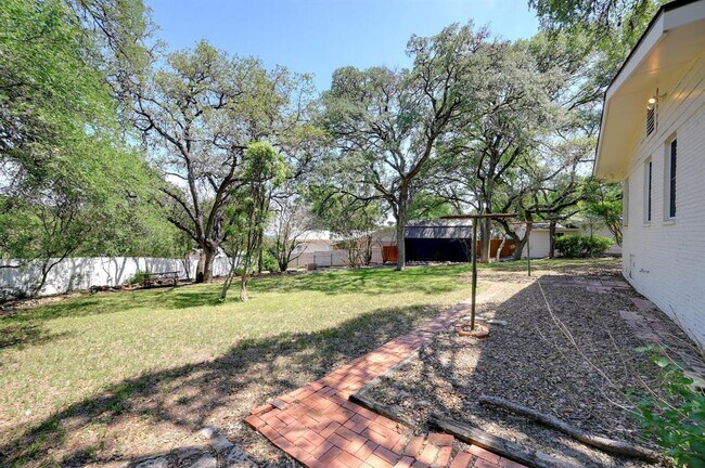 Building Photo - 922 Oak Ln