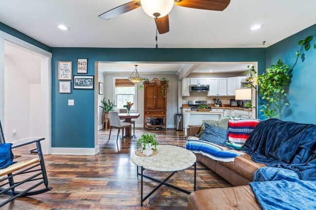 Building Photo - Updated Bungalow Close to Downtown