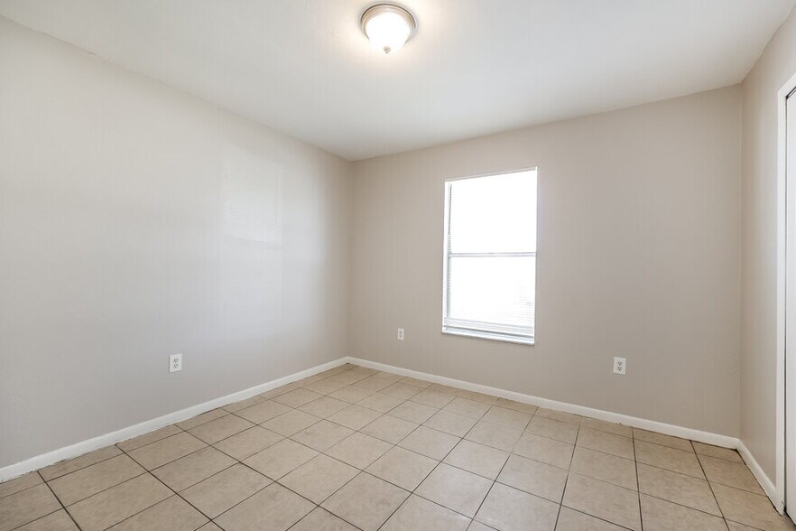 Building Photo - 2122 SE 6th Ln