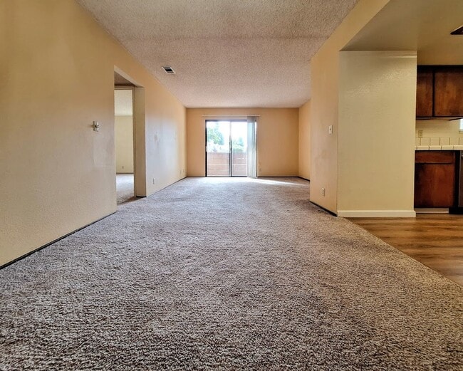 Building Photo - Spacious Second Floor 1bd Condo With Laundry In Unit, Pool, Balcony, & Carport!