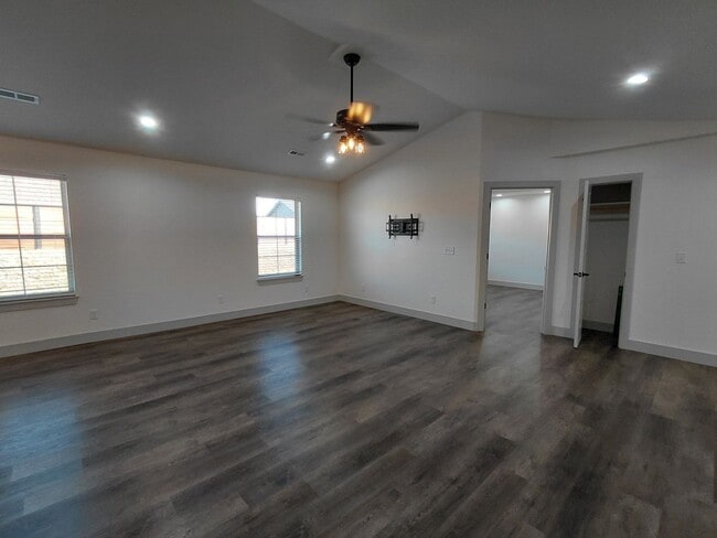 Building Photo - Beautiful home close to post