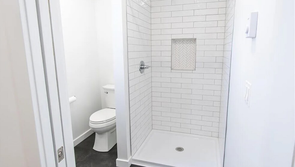 Building Photo - 1915 W Livingston St