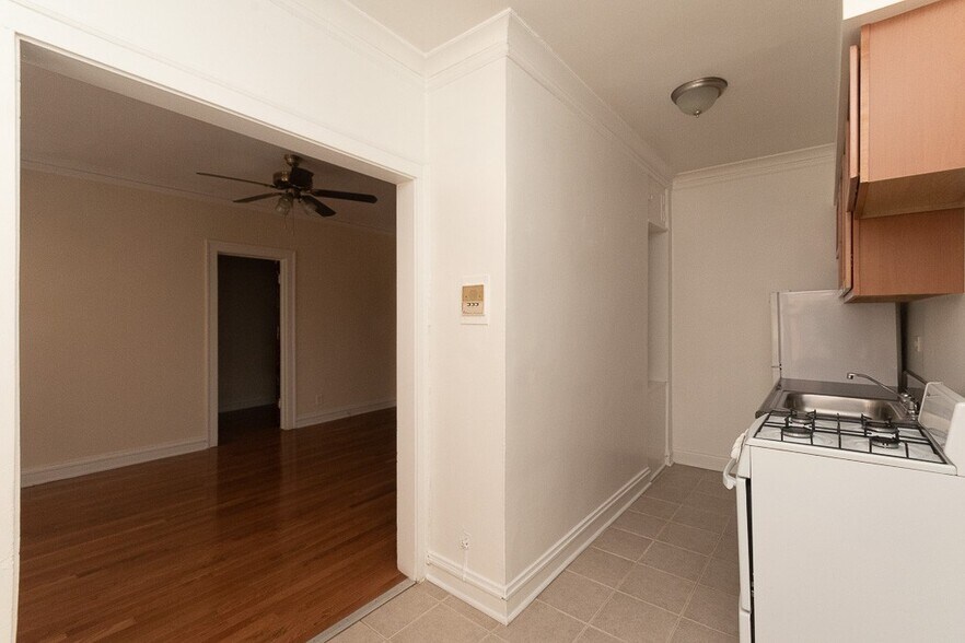 Building Photo - 4646 N Paulina St