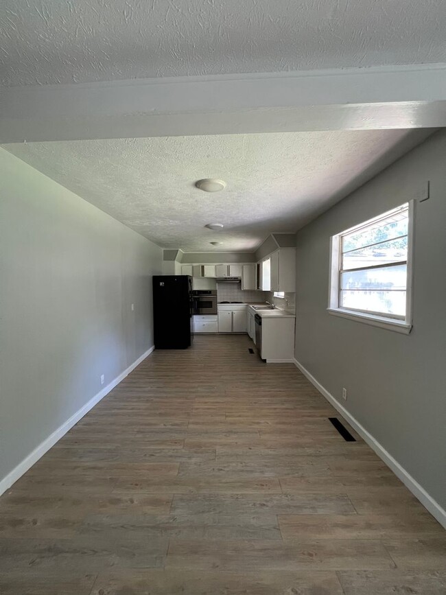 Building Photo - Updated 5 bedroom 2.5 bathroom home in a g...