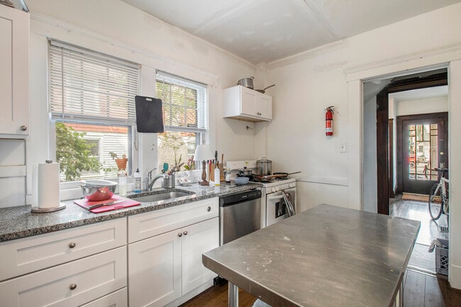 Building Photo - 852 Brookwood-