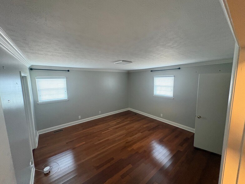 Building Photo - 7600 Quail Dr SW
