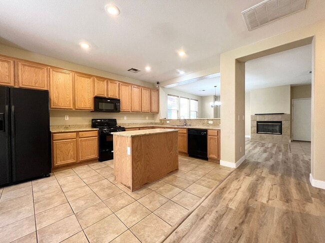 Building Photo - Beautiful 4-bedroom, 2.5-bathroom house
