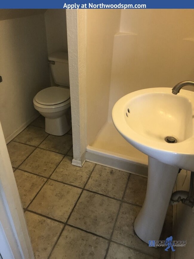 Building Photo - Charming upstairs studio.  Close to shopping
