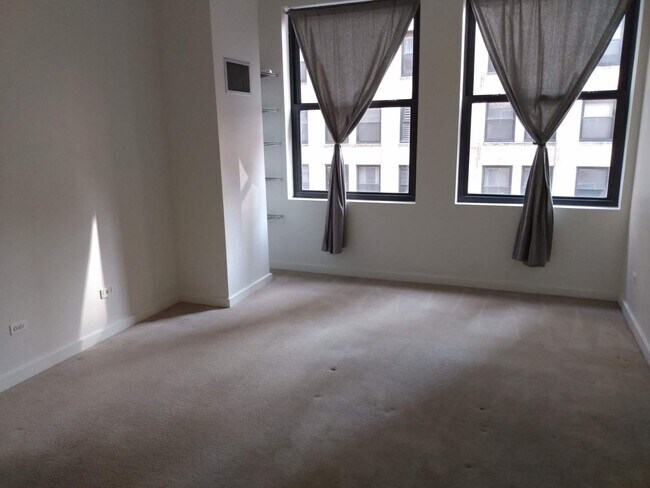 Building Photo - 5 N Wabash Ave
