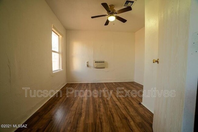 Building Photo - 804 N Perry Ave