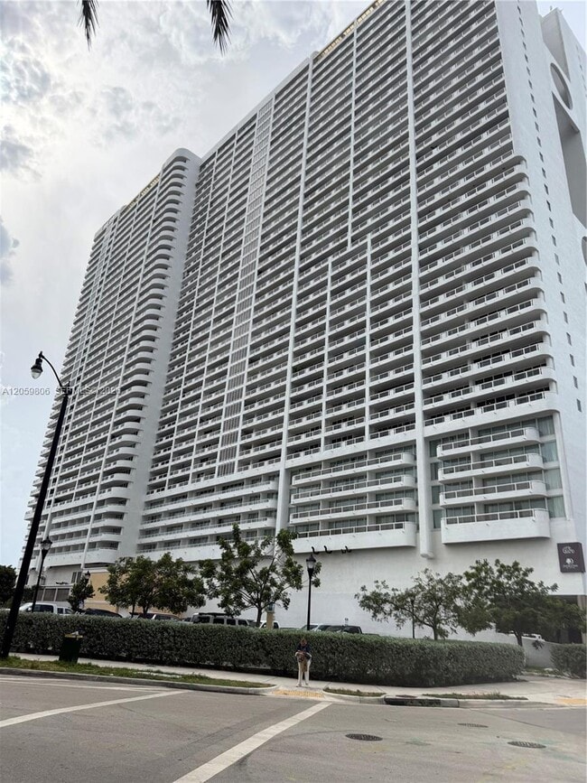 Building Photo - 1717 N Bayshore Dr