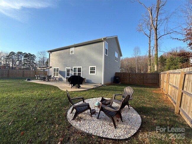 Building Photo - 5120 Lakeview Rd