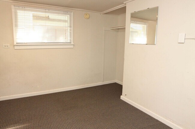 Building Photo - 318-320 W Myrtle