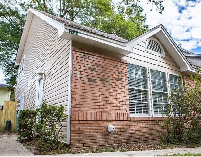 Building Photo - 945 Ashley Ln