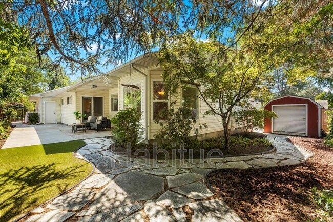 Building Photo - 2160 Dora Ln