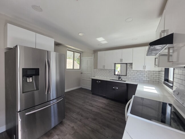 Building Photo - 1060-KE1060 15th St NE