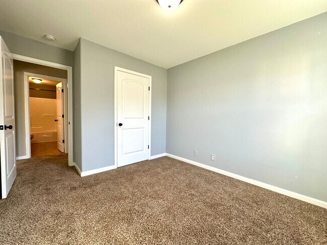 Building Photo - Spacious 3-Bedroom Home with Fenced Yard & Garage!